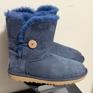 ✨ UGG Bailey Button Mini Boots – Navy Blue (Size 5) ✨